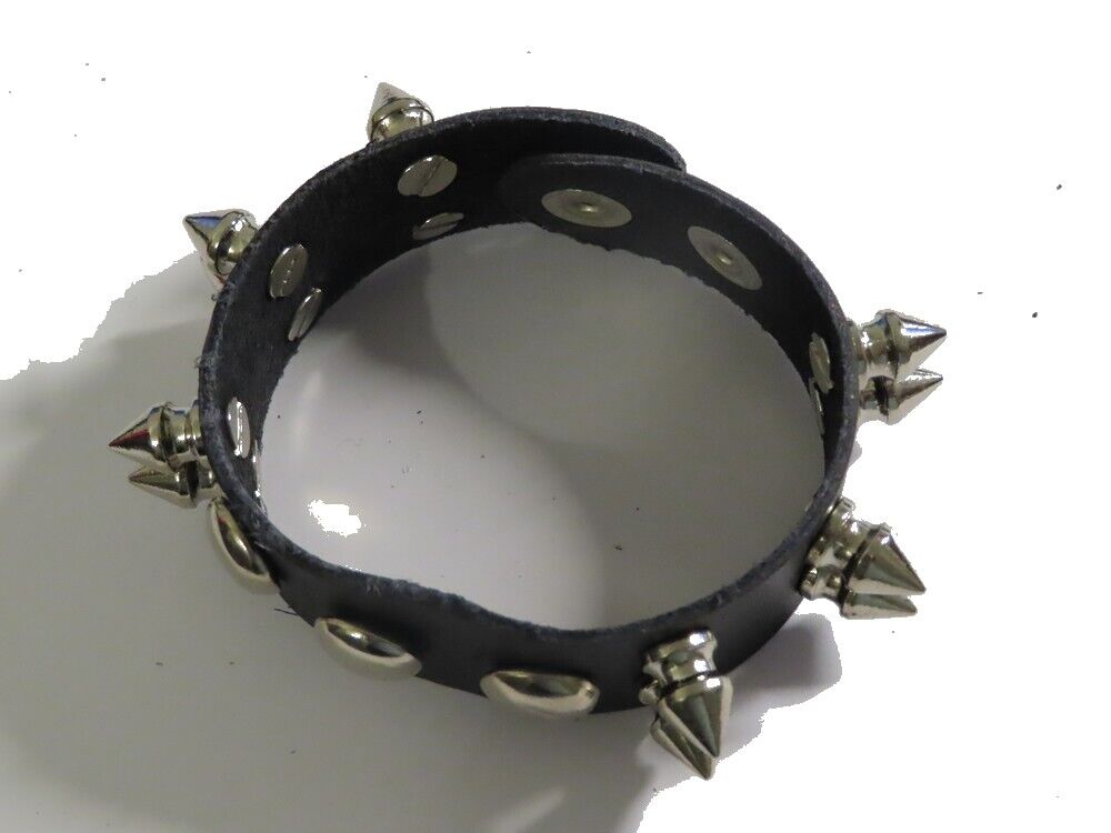 Bracelet en cuir noirTaille 22CM - Largeur 3 - cm deux rangées de pointes 1
