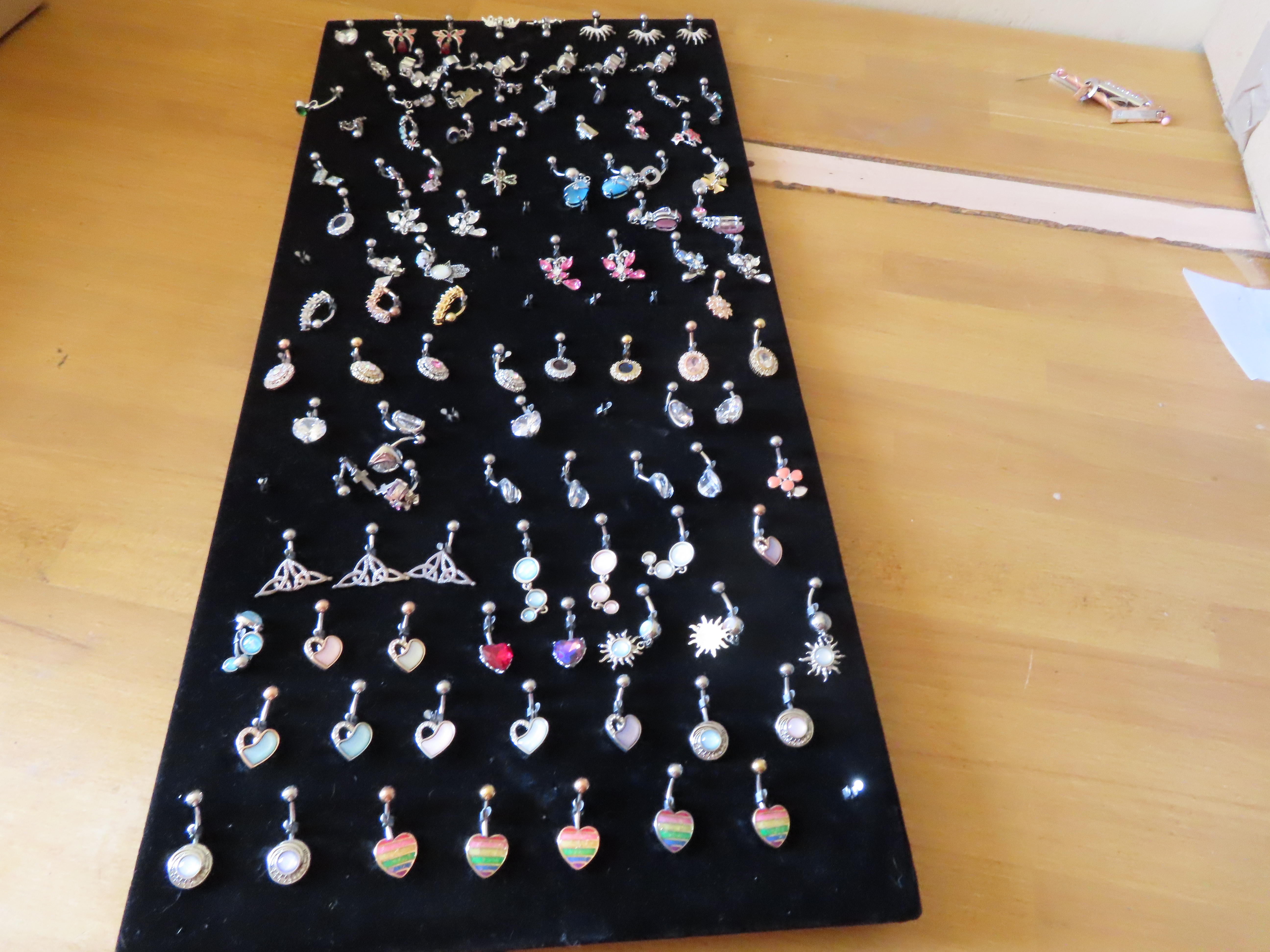 Lot de environ 120 piercing nombril  - Mix de modèles et de couleurs avec présentoir 144 pièces