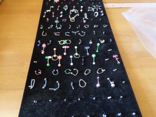 Lot de 50 piercing - Mix de modèles et de couleurs avec présentoir 144 pièces
